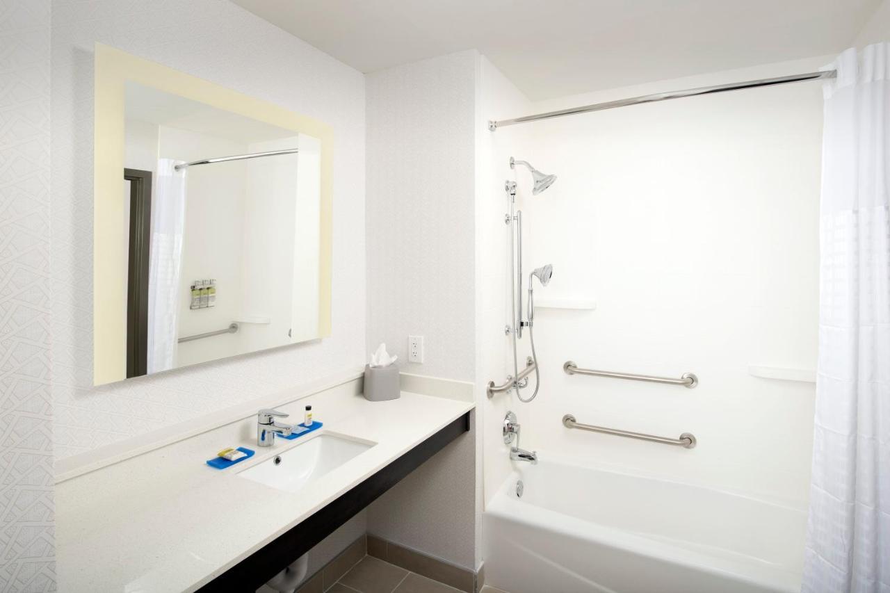 Holiday Inn Express & Suites - North Brunswick By Ihg Esterno foto